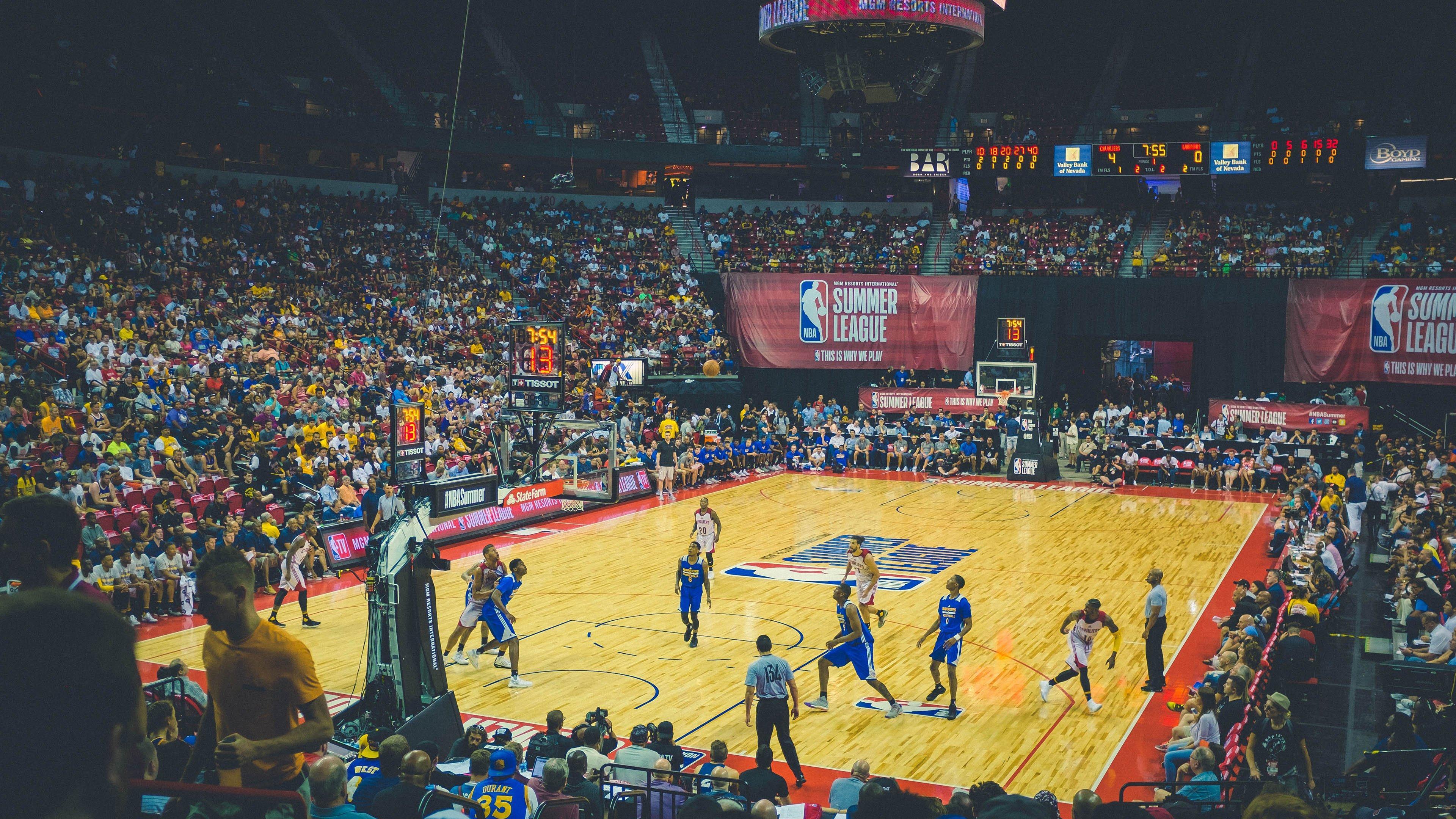 内线新核崛起！杨瀚森逆转身单手劈扣点燃全场，攻防全能初显锋芒